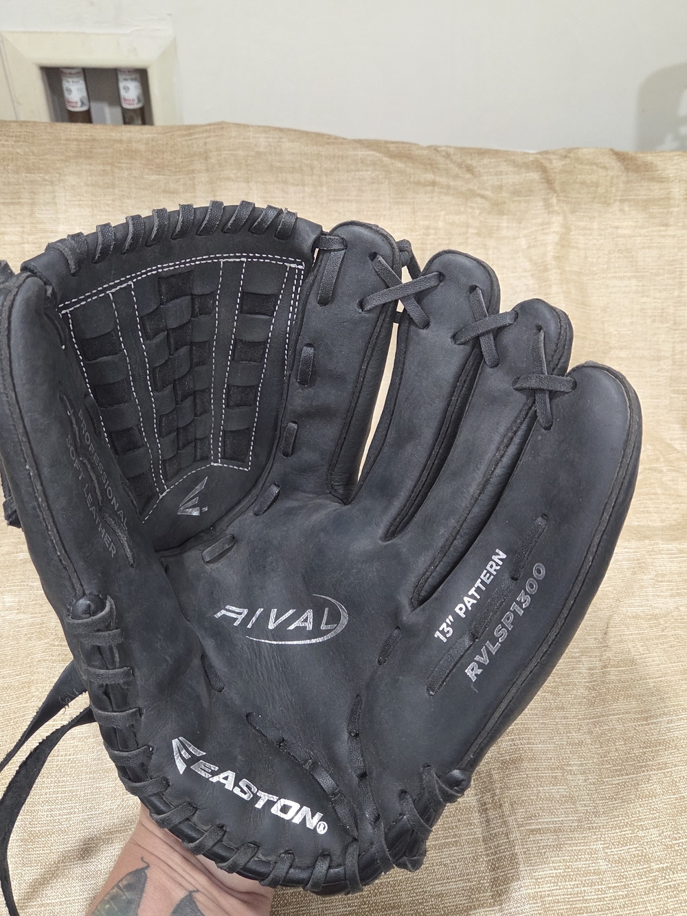 Easton Black Softball/Baseball Glove 13" Right Hand Throw - Picture 3 of 8